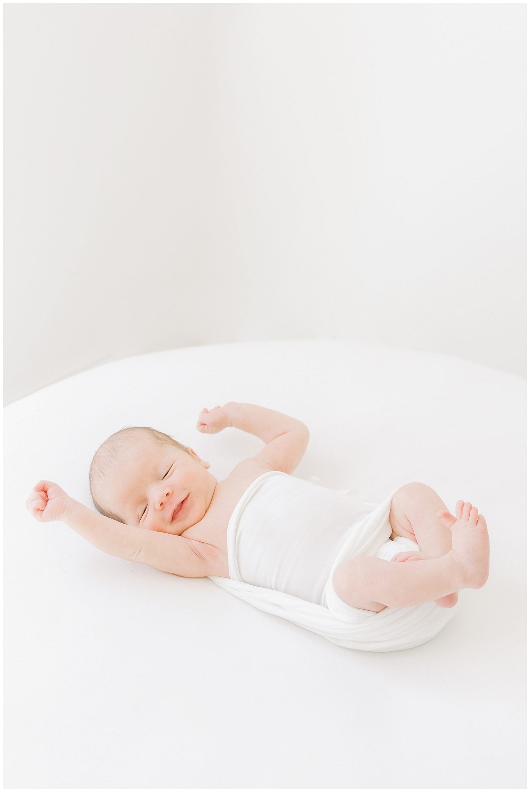 newborn baby stretches - newborn photographer katie petrick photography 